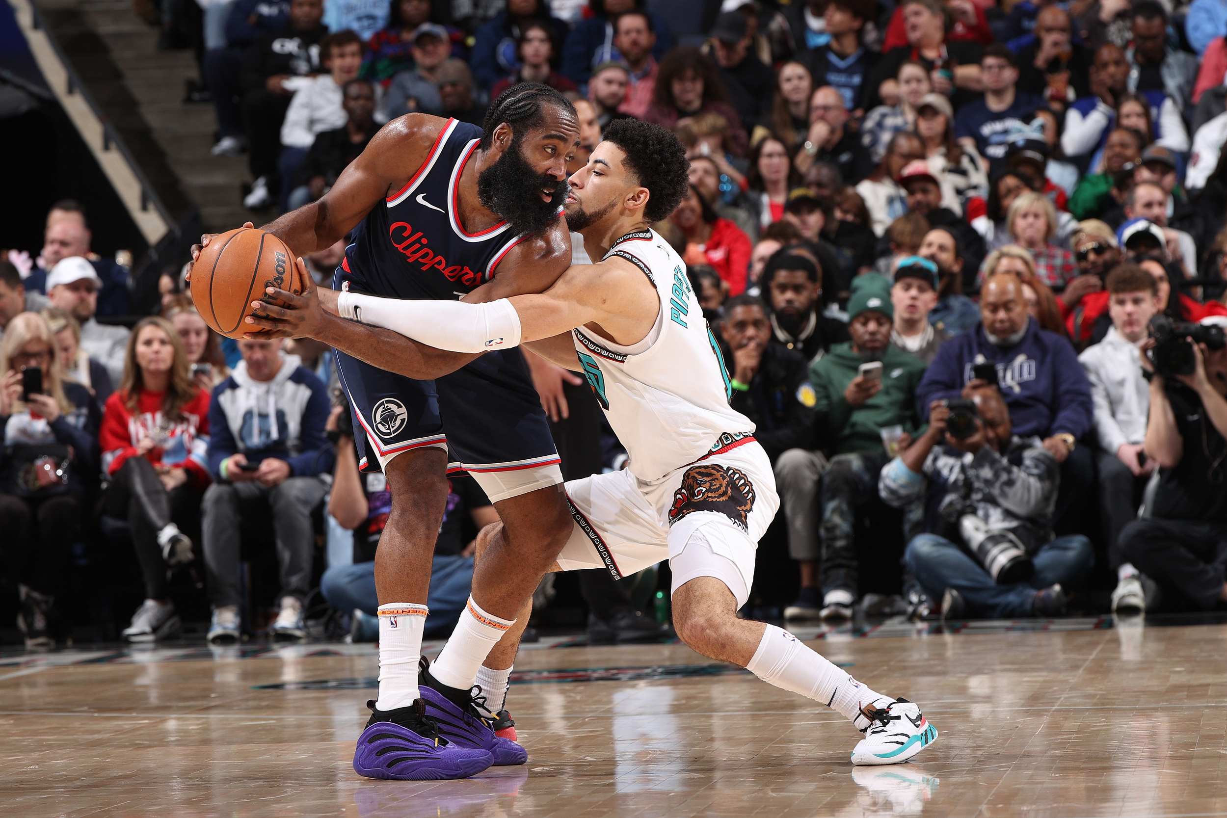 爱游戏APP-上海队完胜步行者,哈登点燃赛场