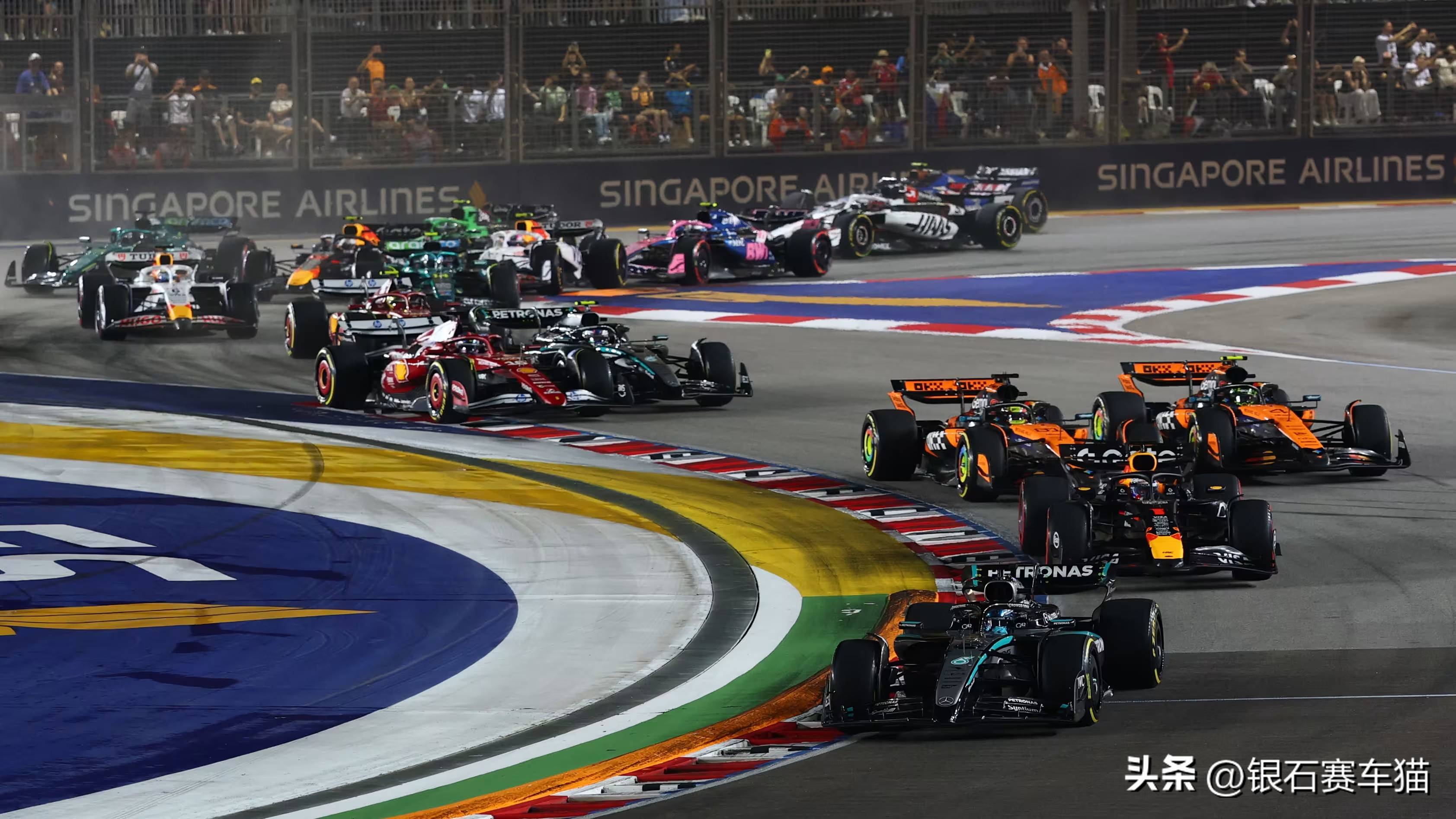 爱游戏体育-梅赛德斯险胜哈斯车队，诺里斯扛起全队